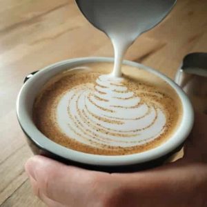formation barista session de latte art sur un cappuccino par yellow peak torrefacteur a pau